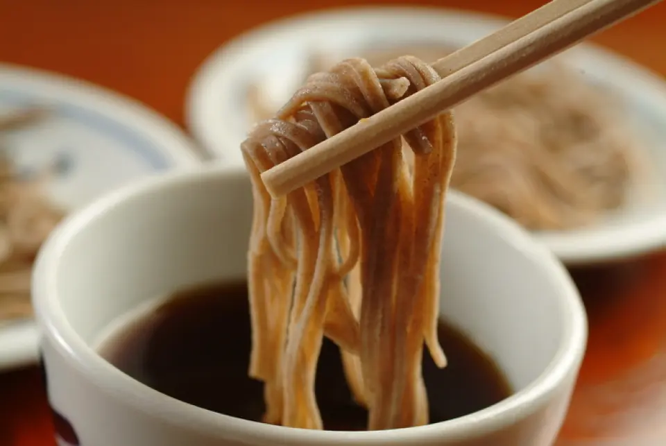 We are committed to using natural, additive-free broth, and are constantly researching the compatibility and strength of flavor with the ingredients. The slightly thicker broth brings out the sweetness of the soba noodles. When diluted with soba soup, the aroma of bonito spreads softly, allowing you to enjoy a bowl that is delicious until the very end.