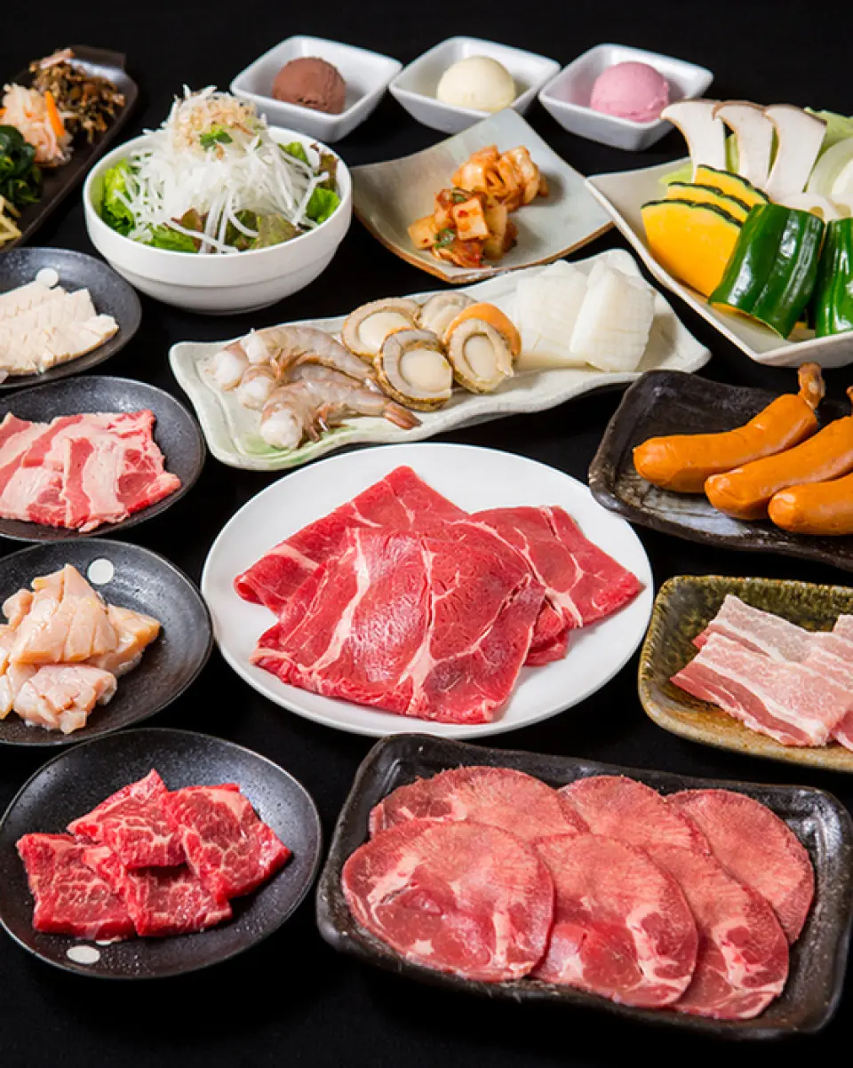 The popular Premium Yakiniku All-You-Can-Eat menu offers all-you-can-eat options, including luxurious yakiniku like the popular beef tongue, beef fillet, and limited-quantity thick-cut beef tongue, as well as fresh beef, offal, loin, and seafood, totaling 100 dishes! We also offer a Value Course, where you can enjoy a wide variety of dishes, including beef, offal, pickled soy sauce, and grilled vegetables, all at a quality that exceeds the price. We also offer a Standard Course, so you can choose the one that best suits your needs.