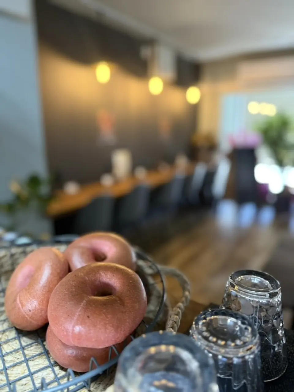 Bánh mì tròn không cứng như thường lệ mà mềm và dai, mang hương vị đặc trưng của bánh mì tròn. Món cà ri đi kèm bánh mì tròn nhân rau củ theo mùa. Cơm gạo ngũ cốc cũng có sẵn. Gạo được lấy từ nguồn địa phương.
