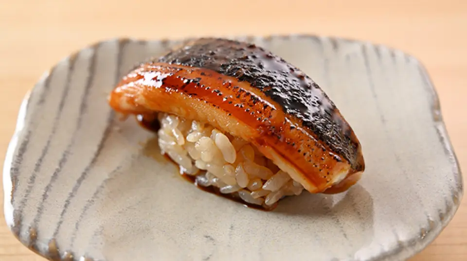 Our proudly stewed conger eel is made with large, fatty conger eels weighing around 400g to 500g, carefully selected by the owner from all over the country. Because of its freshness, it is fluffy and melts in your mouth, making it an exquisite dish. We also offer a wide variety of seafood snacks that go well with alcohol, including our "Today's Recommended Snacks," which feature seasonal seafood at its most delicious at that time of year.