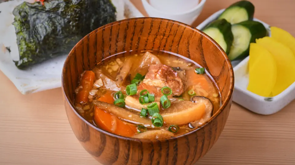 「极味豚汁」是用猪骨汤熬六小时，加入蔬菜高汤，浓郁鲜美！炸鸡也绝对不容错过，它采用秘制配方，加入了少许姜蒜。饭团的其他美味配料包括自制腌黄瓜、腌萝卜和咸蛋。饮品方面，我们提供美味易饮的绿色蔬果汁，富含蛋白质和膳食纤维等多种营养成分。