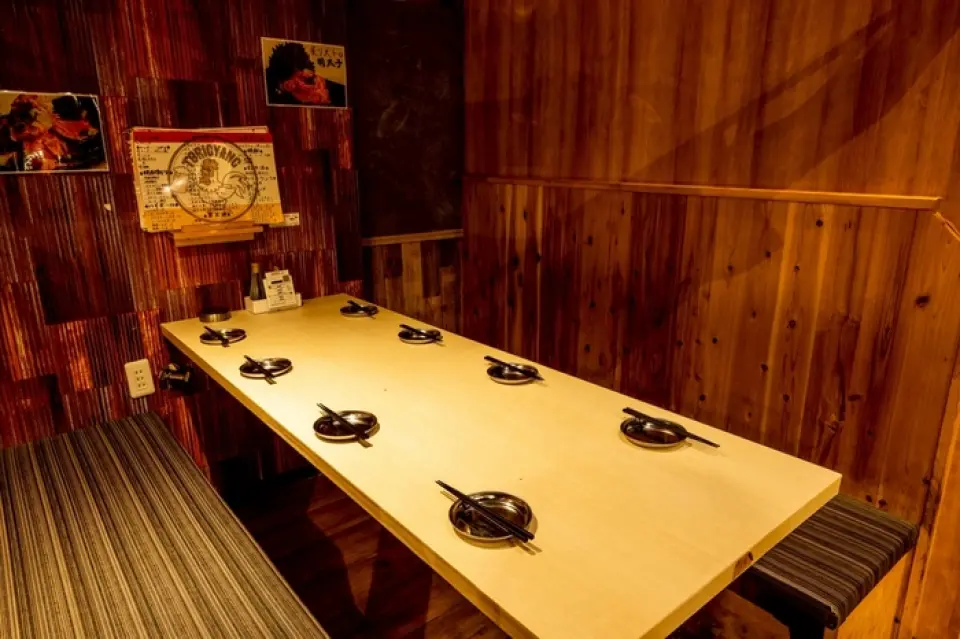 ห้องส่วนตัวของเราได้รับความนิยมอย่างมาก รีบจองก่อนเต็ม! พื้นที่พิเศษที่ให้คุณผ่อนคลายโดยไม่ต้องกังวลเรื่องคนรอบข้าง เหมาะสำหรับงานทางการ เช่น งานเลี้ยงบริษัท งานเลี้ยงต้อนรับ/งานเลี้ยงอำลา รวมถึงงานสบายๆ เช่น งานสังสรรค์กับเพื่อนฝูง ปาร์ตี้สาวๆ และงานเดทกลุ่ม เรายังมีจานข้อความสำหรับวันเกิด วันครบรอบ และโอกาสพิเศษอื่นๆ อีกด้วย! เรายินดีให้บริการเซอร์ไพรส์คุณอย่างเต็มที่ ติดต่อเราได้เลย!