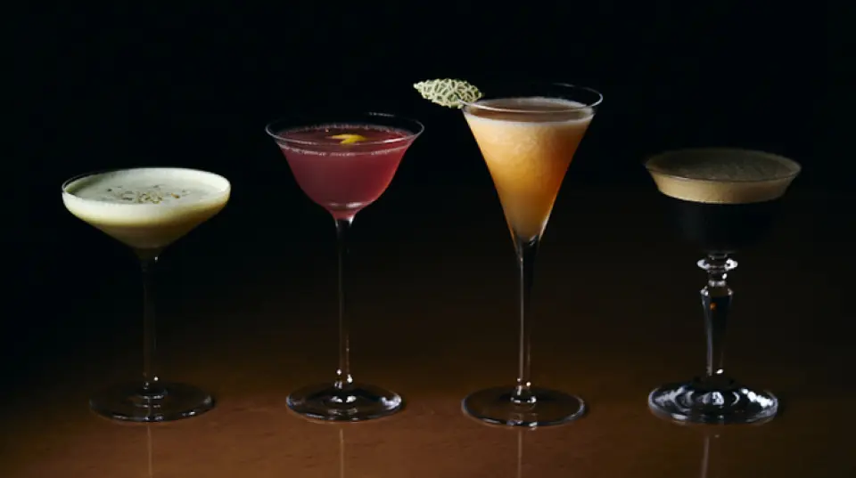 我们著重选用优质水和冰块，力求最大程度地发挥饮品的潜力。我们提供种类繁多的饮品，包括采用时令水果调制的缤纷水果鸡尾酒、口感如意式冰淇淋般的冰冻鸡尾酒，以及透过特殊渠道甄选的珍稀威士忌。来一杯，为您的夜晚增添一抹奢华气息。