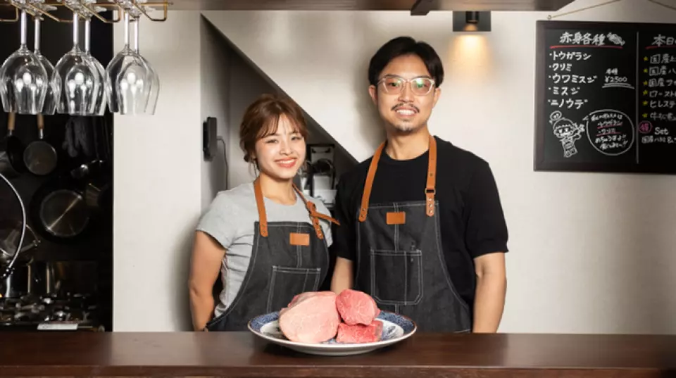 這家烤肉店由一對夫婦經營，以其周到細緻的服務而聞名，這得益於店主作為理髮師積累的經驗。餐廳氣氛溫馨舒適，用餐和交談都非常愉快。請您在此度過一段美好的時光，留下難忘的回憶。