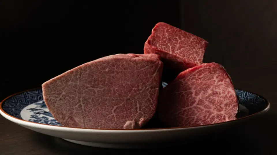 本店供應榮獲首相獎的宮崎牛肉，盡享奢華美味。選用稀有且難得一見的瘦肉部位，其濃鬱的風味和越嚼越香甜的口感令人回味無窮。精心挑選的醬汁和米飯與菜餚完美搭配。此外，我們還提供豐富的宴會套餐和套餐選擇。
