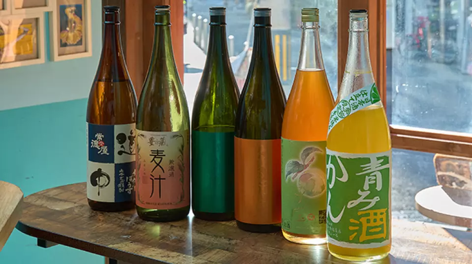 Our shop stocks some unique shochu and sake. We offer the barley shochu "Jotokuya Dochu" and "Morujiru," both of which have a strong barley flavor, as well as two types of sweet potato shochu, "Kura no Shidama," one with a fruity flavor and one with a refreshing white wine-like flavor. We always have around five different types of sake available, each with its own season! Don't miss our sweet, chunky fruit chuhai, which we steep in our shop. Enjoy your favorite drink with hitsumabushi and other small dishes.