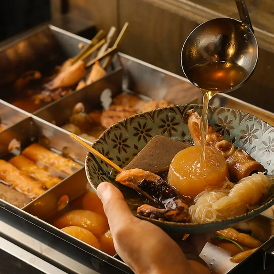 เพลิดเพลินไปกับอาหารที่ทำโดยช่างฝีมือผู้จริงจังที่พิถีพิถันเรื่องน้ำซุปและยากิโทริ