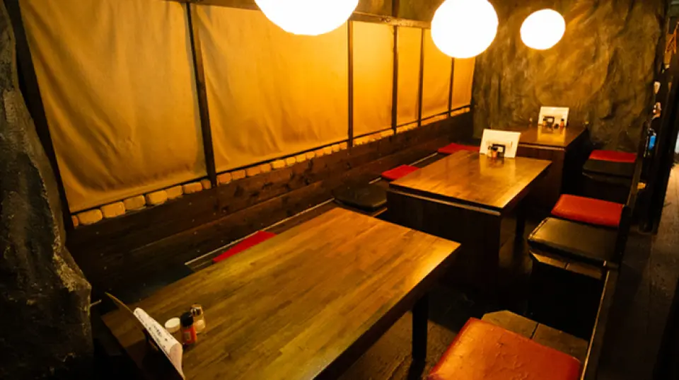 All seats in the restaurant are semi-private, making it ideal for dates or conversations with friends. We can accommodate up to 30 people if all the seats are connected, so please feel free to use our restaurant for large groups. For parties of 30 or more, please contact us by phone.