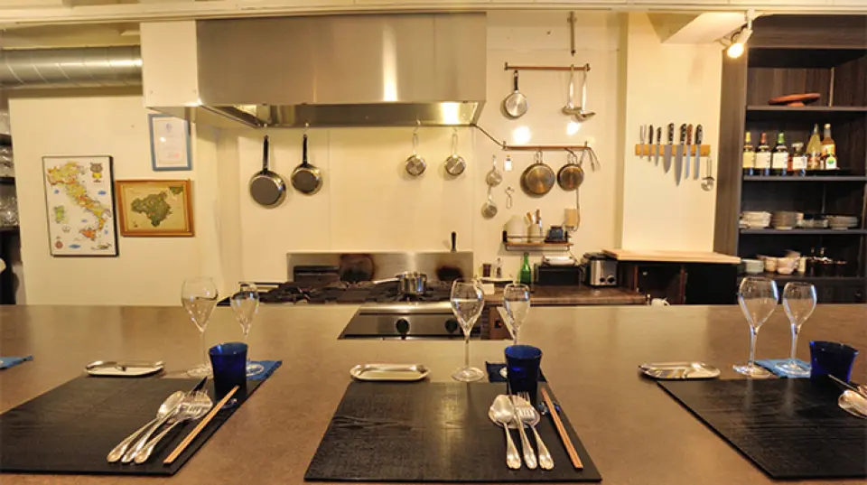 ร้านอาหารของเรามีพื้นที่ให้คุณได้ผ่อนคลายในบรรยากาศอันเงียบสงบ ที่นั่งเคาน์เตอร์ช่วยให้คุณได้พูดคุยกับคนที่นั่งข้างๆ และพูดคุยกับพนักงานได้อย่างเพลิดเพลิน บรรยากาศภายในร้านเงียบสงบ ผ่อนคลาย แม้แต่ลูกค้าใหม่ก็ผ่อนคลายได้