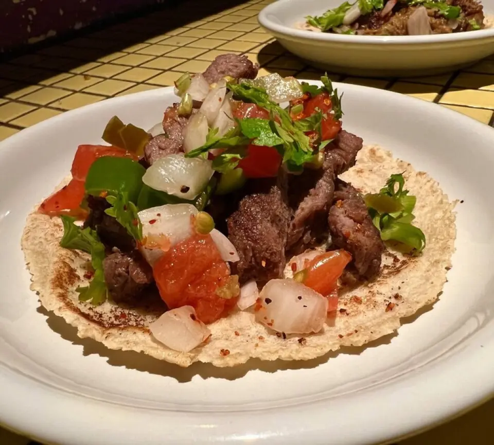 Our tacos, which recreate the delicious taste of Mexico, are a popular menu item, with approximately 45,000 servings served annually! Our tortillas are hand-kneaded daily and come in two varieties: gluten-free, made from 100% corn, and wheat flour, so you can choose the one that best suits your taste. Our guacamole is made fresh right in front of you, giving it an exceptional taste! Enjoy it with the accompanying tortilla chips. We also recommend our authentic Caesar salad, made using a recipe learned in Mexico.