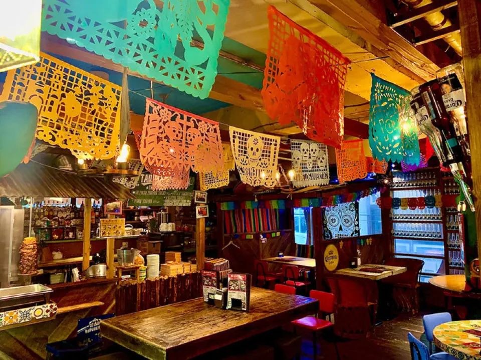Our restaurant is conveniently located near the station, and with a spacious 66-seat space, it can accommodate large groups. We can also accommodate private or semi-private reservations for groups of 25 to 60 people, making it convenient for large parties and after-parties. The stylish interior is filled with cute decorations and locally purchased goods! You can spend a relaxed time filled with smiles. We also have private rooms perfect for dates. Please use our restaurant for a variety of occasions, from meals with friends and family to lunch, dinner, and various banquets.