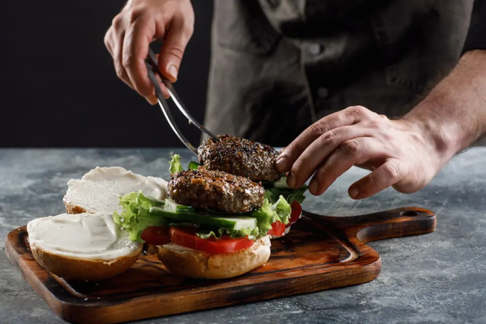 This hamburger is made with a meaty, coarsely ground Hokkaido beef patty, without any additives, sandwiched between a soft, custom-made bun. Popular items include the "Avocado Cheddar Cheeseburger," which pairs rich cheese with original BBQ sauce, the "Mozzarella, Cheddar, and Camembert Cheeseburger," which includes three types of cheese, and the "Wild Bacon Burger," which is topped with 1cm of bacon. Enjoy your own hamburger with your favorite toppings.