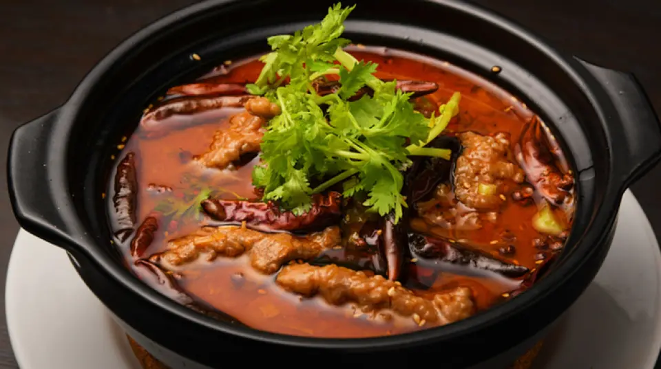 我们引以为傲的中国菜肴，以精湛的技艺烹调而成，风味浓郁，完美还原了地道的地道滋味。除了经典的中国菜式，您还可以品尝到广受欢迎的粤菜和川菜。菜单种类丰富，可依您的心情选择，包括「牛肉开胃菜」、「川味红烧牛肉」和「红醋豆芽面」等。这些菜肴不仅美味可口，而且价格实惠，让您轻松点餐。