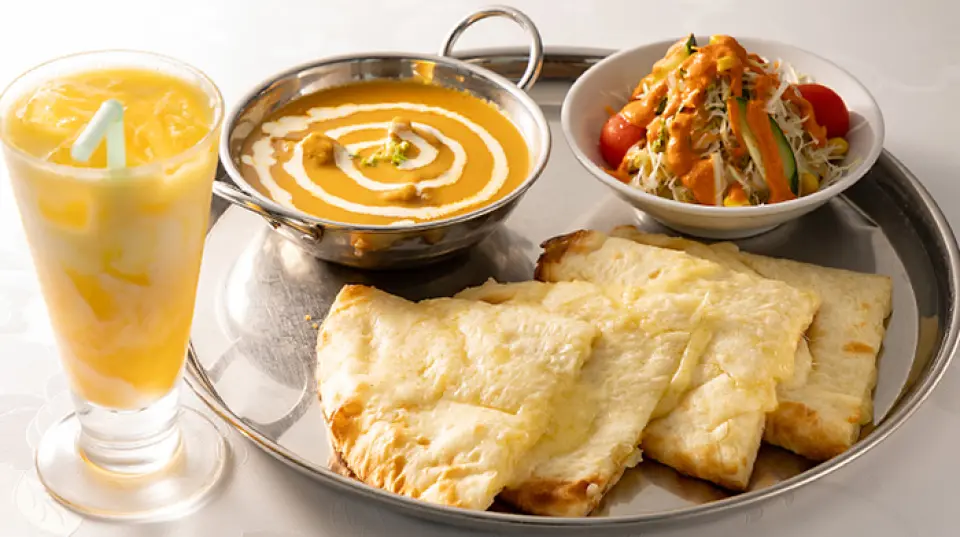 The most popular dish among Japanese people is "Butter Chicken Curry." You can choose the level of spiciness, so even those who don't like spicy food can enjoy it. We recommend the "Cheese Naan Set." We also have a wide selection of dishes that go well with alcohol, such as "Chicken Biryani," which is made with carefully selected spices, and "Tandoori Chicken."