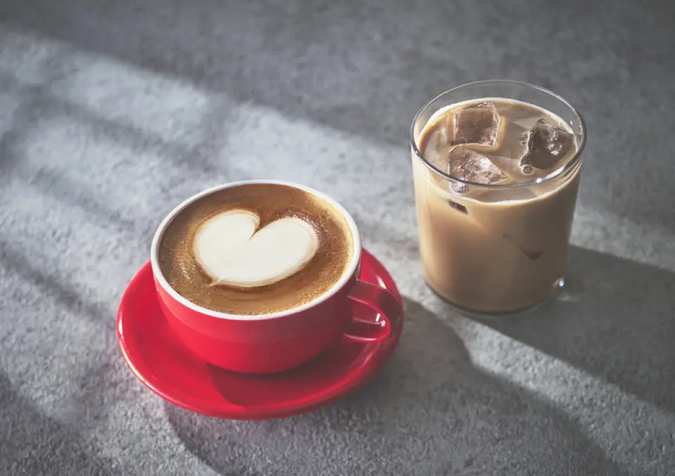 Our cafe latte is available with a choice of dark roast or light roast beans. You can also change the milk to soy milk or oat milk, and add sauces such as chocolate, caramel, honey, or brown sugar syrup. You can customize it to your liking and enjoy it. Our signature Dolce Frappe is also recommended. Based on the concept of "drinkable sweets," we offer different seasonal drinks for each season.