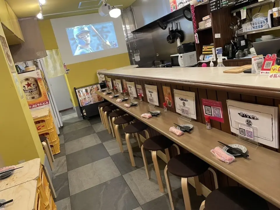 餐廳設有吧台座位和雙人桌。氣氛輕鬆友好，非常適合獨自用餐。餐廳配備投影機和電視，您可以觀看棒球比賽，許多顧客在這裡結識了其他棒球迷。我們也接受其他體育賽事、賽馬等的觀賽要求！餐廳可供10人及以上的團體包場。