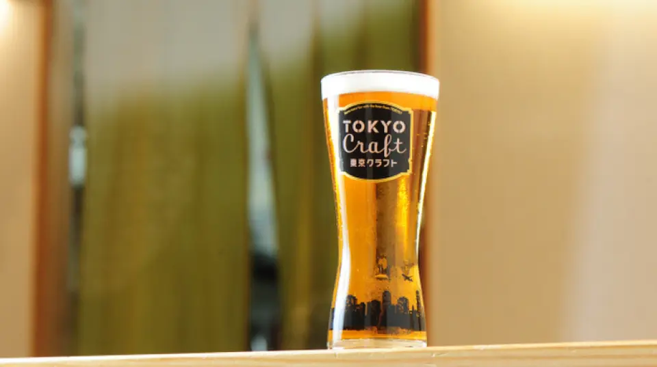 我们推荐三得利的「东京精酿啤酒」。据说这款稀有啤酒仅在东京都市圈的餐厅有贩售。它采用日本国产麦芽酿造，口感清爽，带有清新的柑橘香气。此外，我们还提供多种其他饮品，包括有机葡萄酒、风味浓郁的香槟、酸味酒、梅酒、清酒、烧酒、鸡尾酒和高球酒。请务必佐餐享用。