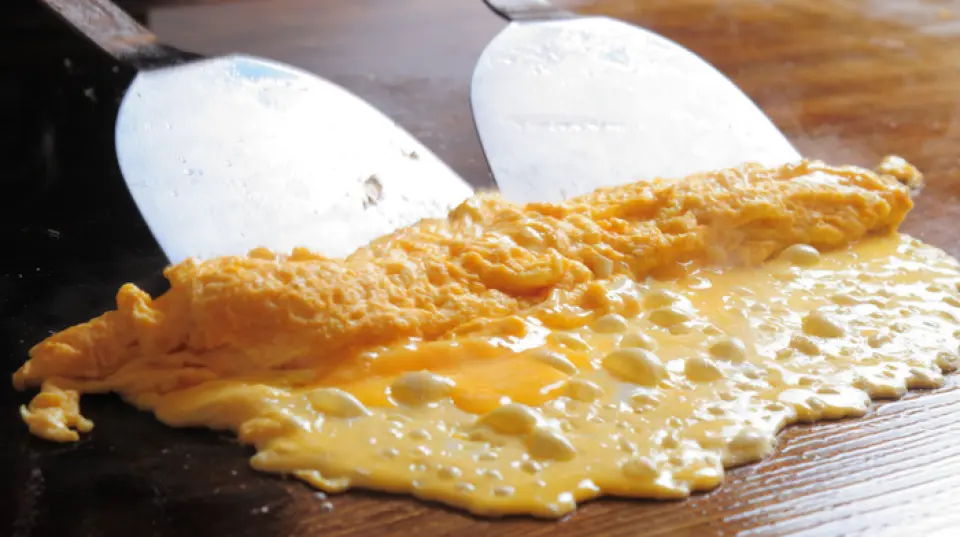 我们的「日式蛋卷」是在柜台前的铁板上现场制作的。即使不加任何食材也十分美味，不妨直接品尝。汤底是用国产海带和鲣鱼片熬煮而成。我们也推荐其他菜肴，例如搭配特制酱汁的豚平烧和鲜嫩的煎肝排。