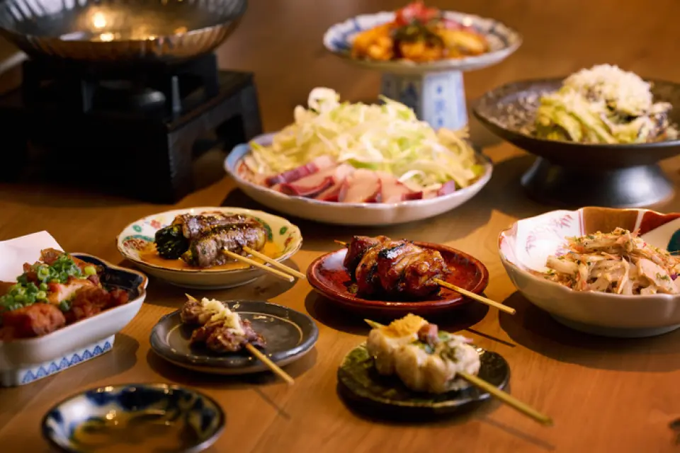 We serve charcoal-grilled yakitori cooked over high-grade charcoal. We carefully skewer large, tender, and mild-tasting "Shingen Chicken" chicken in our restaurant. Our "Famous Three-Color Chicken Skewer" features dried mullet roe, plum, shiso leaf, myoga ginger, and mint. A luxurious chicken skewer for adults that can be enjoyed three times in three bites. We have a wide variety of yakitori dishes, including "Hatsu" topped with Hokkaido mountain wasabi, and "Harami" made with chives, garlic, and yuzu miso. In addition, our creative seafood dishes are also very popular! Please enjoy them when you visit us!