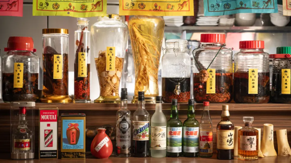 Mongolians are known for their alcohol tolerance, with a preference for vodka and beer. We offer many popular Mongolian drinks, but our recommendations include dairy drinks such as Mongolian sour, blue sky kumasu, and milk liquor. While they pair well with any of our dishes, the owner's favorite pairing is undoubtedly "Chansanmaha." If you haven't tried it yet, we highly recommend giving it a try.