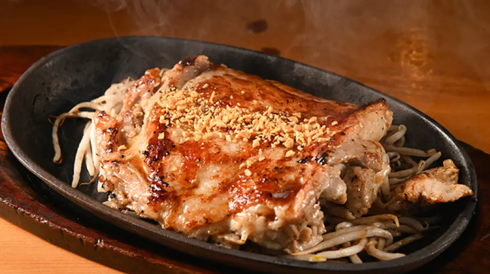 这款用鸡肉盐曲制成的「鸡排」能让你直接品尝到鸡肉的鲜嫩多汁。恰到好处的焦香和蒜片的香气更增添了它的美味。这种令人上瘾的味道如此美味，甚至连老板都把它当作员工餐。一定要尝尝！