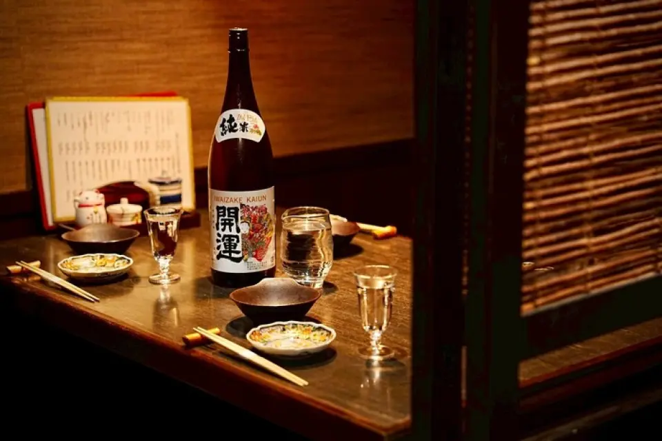 日式风格的室内设计，让人想起古老的日本房屋，在这里您可以忘却城市的喧嚣，与朋友们一起放松身心！