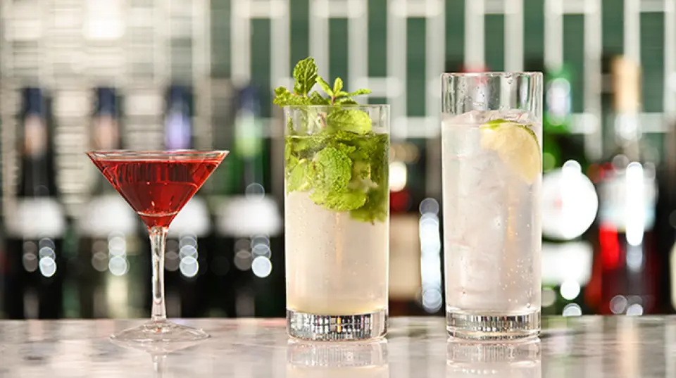 정통 바답게 다양한 음료를 제공합니다. 숏 칵테일과 롱 칵테일은 물론, 고급 제철 과일을 사용한 칵테일도 추천합니다. 저희 바텐더는 그날의 기분과 취향에 맞춰 정성껏 칵테일을 만들어 드립니다. 무알코올 칵테일도 준비되어 있어 술을 즐기지 못하시는 분들도 부담 없이 즐기실 수 있습니다. 얼음과 물까지 정성껏 만든 최고의 음료를 고급스러운 공간에서 즐겨보세요.