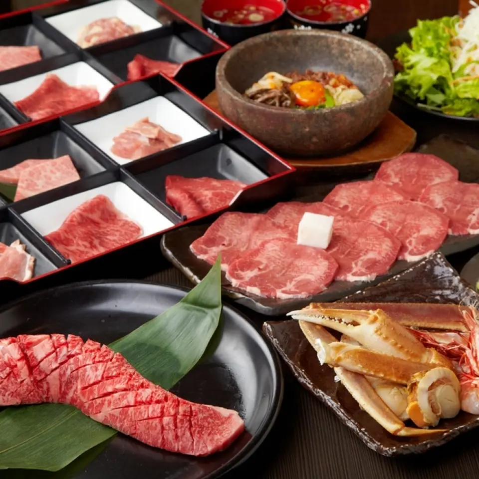 Món chính là thịt bò Omi, niềm tự hào của tỉnh Shiga, được bán với giá thấp nhất có thể bằng cách mua nguyên con bò. Thịt bò hảo hạng, được đích thân quản lý tuyển chọn kỹ lưỡng, có kết cấu mịn màng, vị ngọt của mỡ tan chảy trong miệng khi vị umami của thịt lan tỏa khắp miệng. Ngoài ra, để cung cấp thịt chất lượng cao nhất mỗi ngày, chúng tôi còn sử dụng thịt bò đen Nhật Bản. Các món ăn kèm cũng rất tinh tế, tập trung vào hương vị. Hãy thưởng thức chúng với nước sốt bí truyền nguyên bản được truyền lại từ thế hệ trước, thế hệ đầu tiên và phiên bản cải tiến của thế hệ thứ hai, cùng với nước sốt chanh đặc biệt hòa quyện hoàn hảo với vị đầu lưỡi.