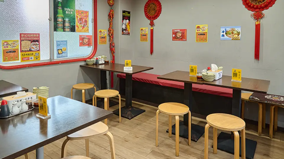 Our restaurant is conveniently located within walking distance of Namba Station on all lines. Our cozy interior has a warm, homey atmosphere. There are counter and table seats on each floor, and smoking is permitted on the terrace seating on the first floor. You can drop in by yourself, or enjoy a meal and drinks with friends! Please come and visit us when you want to enjoy piping hot Xiaolongbao and other Taiwanese cuisine!