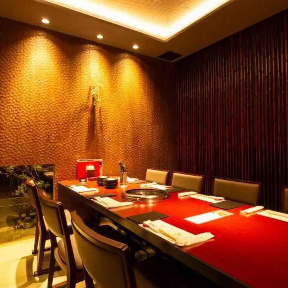 We have created a "Japanese" space with a modern Japanese feel and jazz playing in the background. There are 84 seats in total. We have seats to suit every occasion, from counter seats perfect for dates and where you can relax alone, to table seats suitable for everyday dinners and small parties, to tatami rooms perfect for girls' nights and drinking parties. Enjoy a luxurious and stylish time in a relaxed atmosphere with melt-in-your-mouth wagyu beef.