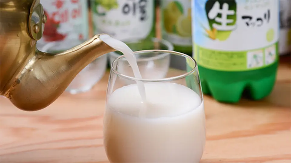Rượu makgeolli tươi được phục vụ tại cửa hàng có giá tương đương với cả một chai! Đây là hương vị truyền thống Hàn Quốc mà mọi người đều có thể cùng nhau thưởng thức. Chúng tôi cũng có rượu Chamisul, và hương vị lựu đặc biệt được ưa chuộng. Chúng tôi có rất nhiều loại đồ uống để bạn lựa chọn, phù hợp với mọi dịp.