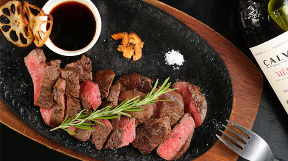 Món đặc biệt của chúng tôi là "Bít tết phi lê bò nhà", nơi bạn có thể thưởng thức vị mềm mại của miếng thịt phi lê tái! Bằng cách để thịt trở lại nhiệt độ phòng rồi nướng, thịt sẽ chín đều và đẹp mắt, mang đến một hương vị thơm ngon khó cưỡng. Chúng tôi nhận đơn hàng từ 200g với giá 2.400 yên/100g, nhưng vì số lượng có hạn, chúng tôi khuyến khích bạn đặt chỗ trước. Với thêm 100 yên, bạn có thể chọn ba loại muối: muối hột, muối chanh, muối hun khói, muối yuzu, muối mận hoặc mù tạt! Chúng tôi cũng có rau củ theo mùa để thưởng thức kèm với thịt.