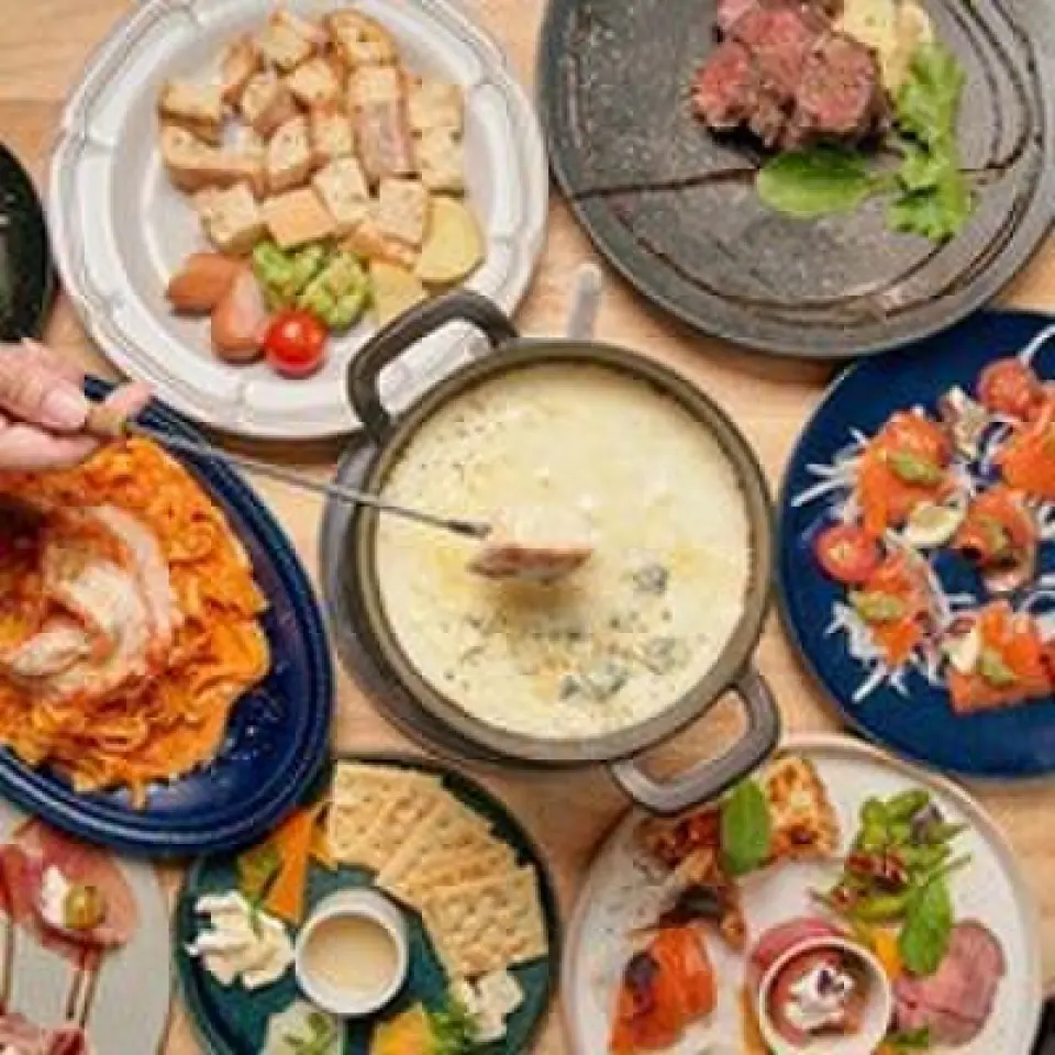 Chúng tôi trân trọng nhà sản xuất và sử dụng nguyên liệu được tuyển chọn kỹ lưỡng! Chúng tôi cung cấp nhiều loại phô mai từ Nhật Bản và nước ngoài. Chúng tôi cũng tự hào với các món ăn sáng tạo khác ngoài phô mai, và thịt của chúng tôi được giao tươi từ cửa hàng thịt liên kết. Chúng tôi xin giới thiệu món thịt bò nướng lưỡi bò, được phủ phô mai ngay tại bàn. Chúng tôi sử dụng rau củ tươi được lấy trực tiếp từ trang trại, và mì ống của chúng tôi có hương vị đậm đà và độ dai!