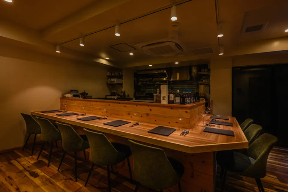 Our restaurant has a chic and calming atmosphere, with ample seating and a relaxed atmosphere where you can relax and unwind. The head chef shows off his skills at the central counter, and you can watch him prepare dishes up close. The aromas and sounds will whet your appetite, and the space allows you to discover new pairings of wine and food, making it the perfect place for alcohol lovers to gather and relax. Please feel free to ask us about dishes that go well with your favorite wine.