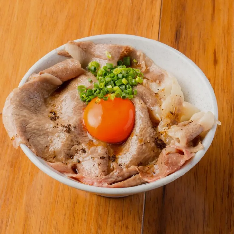 除了蕎麥烏龍麵，這裡的小菜也絕對不容錯過。和牛壽喜燒蓋飯，上面鋪滿了滿滿的和牛，堪稱一絕！一口吞下，再配上濃鬱的蛋黃，絕對讓你回味無窮。我們也提供一些小吃，例如在六本木總店非常受歡迎的甜蝦蓋飯，以及燉牛筋。