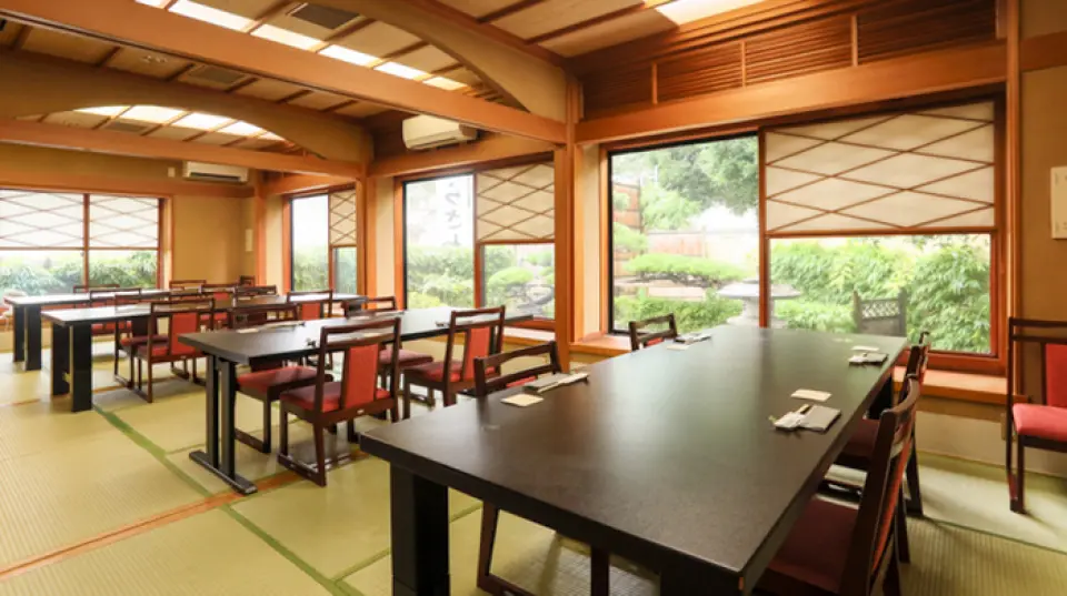 Tọa lạc tại Atsugi, được bao quanh bởi thiên nhiên, nhà hàng của chúng tôi tự hào sở hữu không gian ấm cúng theo phong cách Nhật Bản với chủ đề gỗ. Nội thất truyền thống được trang bị bàn kotatsu chìm và phòng trải chiếu tatami. Chúng tôi mang đến bầu không khí hoàn hảo cho những buổi tiệc nhỏ như bữa ăn đầu tiên, tiệc chiêu đãi công ty và họp mặt gia đình.