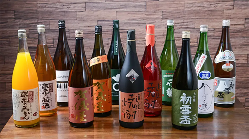 我们不仅提供餐点，还提供以爱媛县当地食材调制的饮品。您可以品尝到柑橘、濑户内柠檬和奇异果口味的爱媛县特色高球鸡尾酒，以及爱媛县的清酒。只需额外支付1000日元，即可升级至现场加购饮品或高级现场加购饮品套餐，享受包括爱媛县清酒在内的各种现场加购饮品。