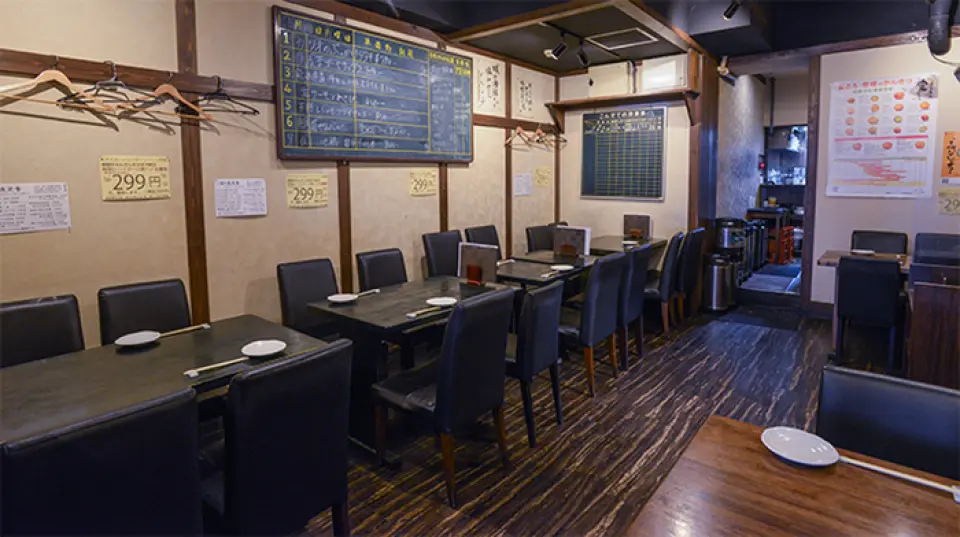 这家餐厅充满怀旧复古的氛围，并配备了完整的餐桌椅。菜单是由附近一所小学的学生在书法课上创作的。餐厅分为三层：一层可容纳24人，一层可容纳32人，一层可容纳14人，任何一层都可以包覆！