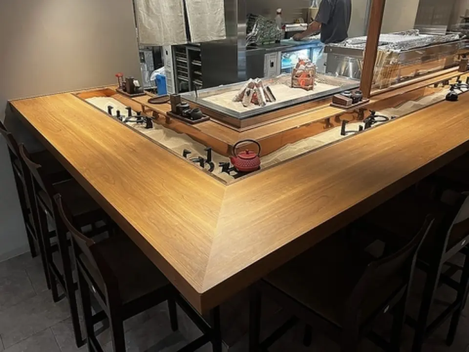 Located on the first basement floor of the 3rd Building, our restaurant has a relaxed atmosphere. At the counter seats surrounding the kitchen, you can enjoy your meal while watching the preparations. The private room for 4 to 6 people is also recommended for entertaining. We also have convenient table seating, so you can use it for everyday use, such as after work.