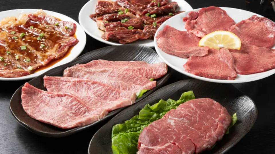 Enjoy authentic charcoal-grilled yakiniku with the best value for money! We recommend our restaurant's proud domestic fillet, loin, belly, top sirloin, and white senmai. Enjoy them with our homemade sauce, carefully made by hand in a large pot! You can also enjoy smoked dishes such as beef rib and duck loin ham, made in our own smoking facility.