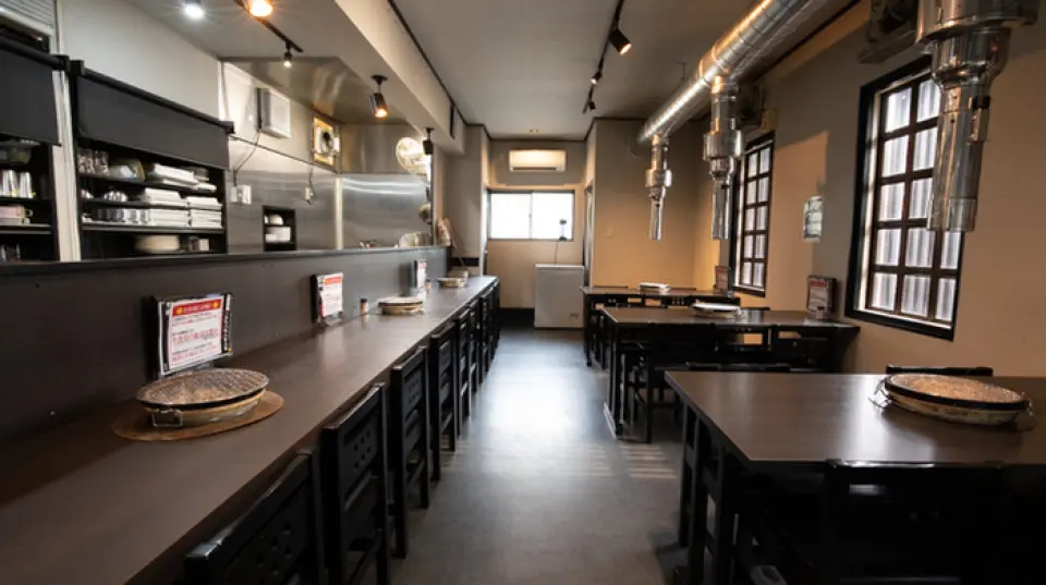 There is a free parking lot near the restaurant that can accommodate 5 cars. ◎ It is easy to come by car. ♪ The restaurant can be reserved for a minimum of 12 people and a maximum of 21 people! We can accommodate a wide range of groups, from private parties to large banquets. There are 3 counter seats for 3 people. There are 3 table seats for 4 people. We also have extra chairs, so please contact us if you are booking for 4 or more people. We also have chairs for children, so although they are designated as smoking areas, you can bring children.