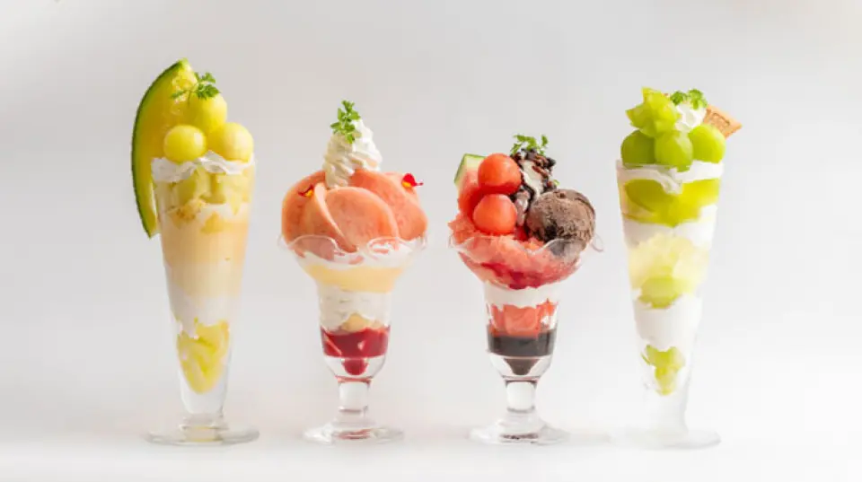 热带水果坊提供琳瑯满目的美味甜点和芭菲，色彩缤纷，令人垂涎。精选当季水果，以鲜艳的色彩呈现。其魅力在于，您可以尽情享受水果天然的甜美、酸爽和多汁。这不仅是奢华的体验，更让您品味水果本身所蕴含的营养价值和时令风味。菜单随季节更迭，每次光临都能发现新的惊喜。