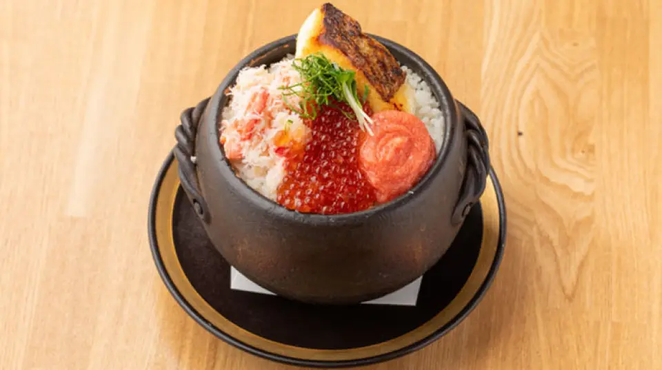 A variety of creative dishes are created by the owner, who has over 20 years of restaurant experience, and the manager, a former fishmonger. Using luxurious ingredients such as seasonal seafood, Wagyu beef, and local chicken, we offer exquisite dishes brimming with originality and ingenuity. Among them, the specialty clay pot rice is made with broth extracted from sea bream bones, boasting a flavor like no other. Another popular dish is "Kirinji's clay pot rice," which is packed with ingredients such as snow crab, salmon roe, mentaiko, and fish.