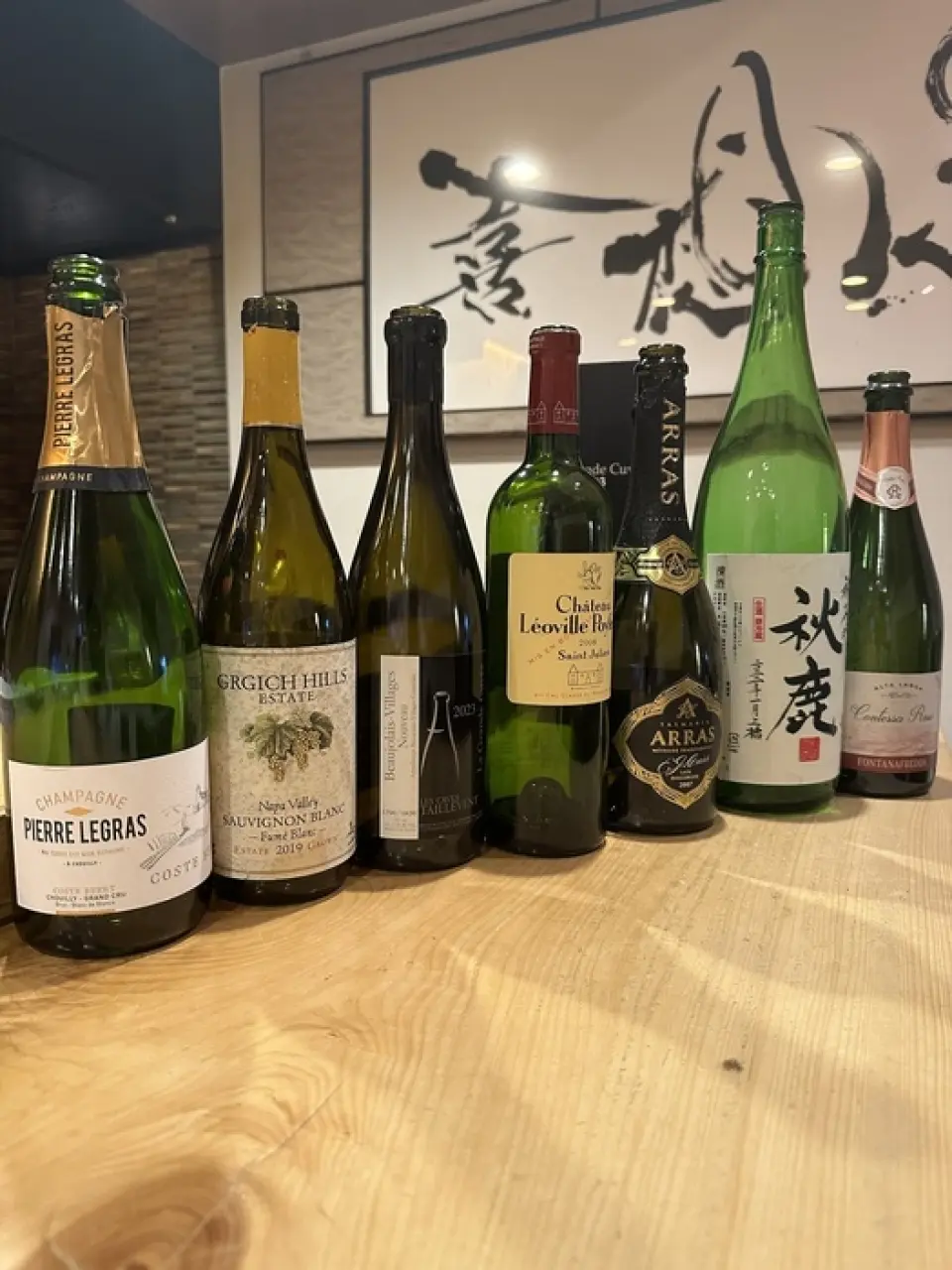 Chúng tôi cung cấp nhiều loại rượu sake được tuyển chọn kỹ lưỡng, hoàn toàn phù hợp với sushi và ẩm thực. Chuyên gia pha chế rượu của chúng tôi cũng rất sẵn lòng gợi ý một loại đồ uống phù hợp với khẩu vị của bạn. Hãy tận hưởng sự kết hợp thoải mái giữa các loại sake đa dạng của chúng tôi với sushi.