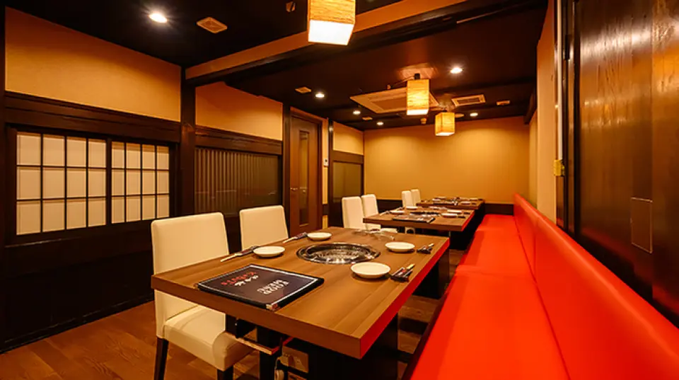 ร้านอาหารแห่งนี้มีบรรยากาศแบบญี่ปุ่นที่ผ่อนคลาย มีที่นั่งประมาณ 100 โต๊ะ เหมาะสำหรับโอกาสต่างๆ เช่น การสังสรรค์กับครอบครัวและเพื่อนฝูง หรือรับประทานอาหารหลังเลิกงาน นอกจากนี้ยังมีห้องส่วนตัวสำหรับกลุ่มเล็กๆ ประมาณ 10 คน เชิญผ่อนคลายไปกับมื้ออาหารของคุณ