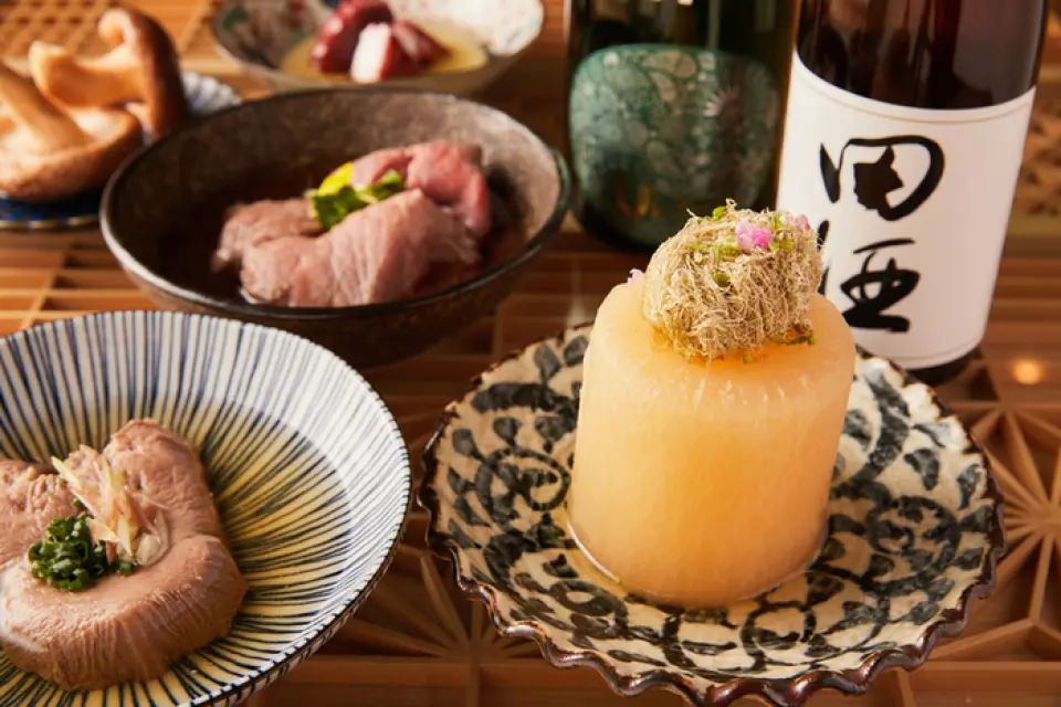 这道精致的关东煮汤底选用顶级黑鱼——野黑鱼精心熬制而成，为经典的关东煮食材增添了浓郁的鲜美滋味。主厨拥有超过40年的日料烹饪经验，精心熬制出层次丰富、风味十足的汤底，打造出这款「可饮汤底」的关东煮，唯有在此才能品尝到。除了白萝卜、鸡蛋等经典配料外，还提供多种肉类和蔬菜，包括姐妹餐厅“Iki”备受欢迎的牛舌和和牛牛筋。此外，套餐菜单还包含创意十足的汤底料理，例如「黑和牛野黑鱼汤涮涮锅」。
