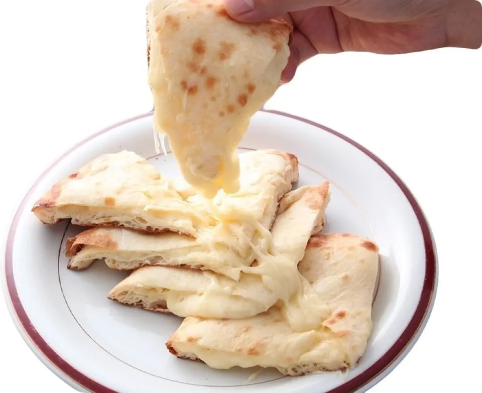 Our specialty, "Cheese Naan," boasts a chewy and melt-in-your-mouth texture! This naan is generously stuffed with melting cheese and uses two types of cheese: mozzarella and cheddar. Baked in a special tandoor oven, it creates an exquisite balance of flavor and melted cheese. Many customers visit just for the cheese naan, and it's a delicacy that has many repeat customers. Be sure to give it a try!