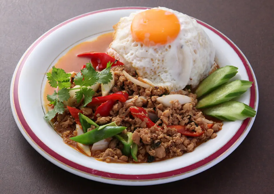 We offer a wide variety of Thai dishes that are popular with women! We especially recommend our "Gapow Rice," which has a spicy flavor stir-fried with fresh basil. Our Thai-style chicken rice, "Khao Man Gai," is also a popular dish. The rice, seasoned with dashi stock, and our homemade sauce, made with ginger, garlic, lemon, and other ingredients, create an exquisite harmony. We also have a selection of other popular Thai dishes, so if you're looking to enjoy Thai cuisine, leave it to us!