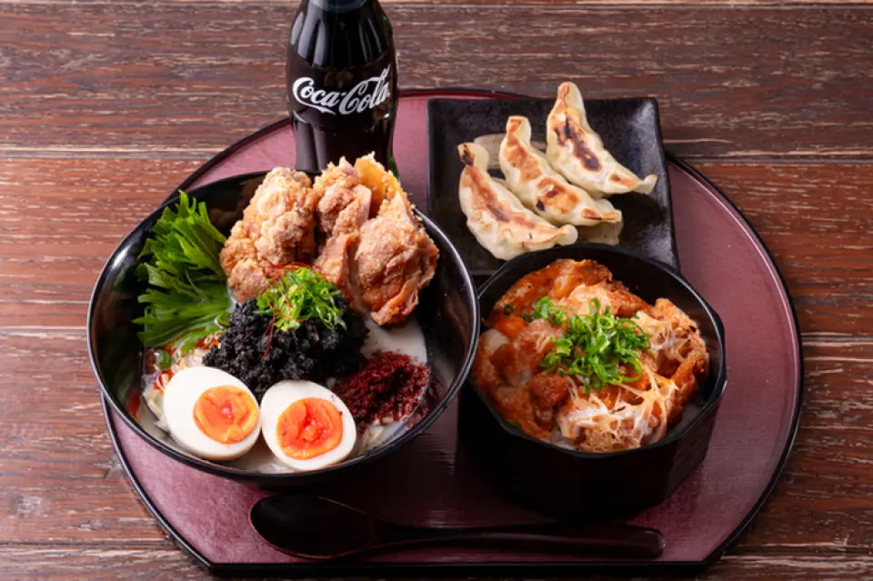 Special chicken dandan noodles made with soy milk! Enjoy both black and white dandan noodles.