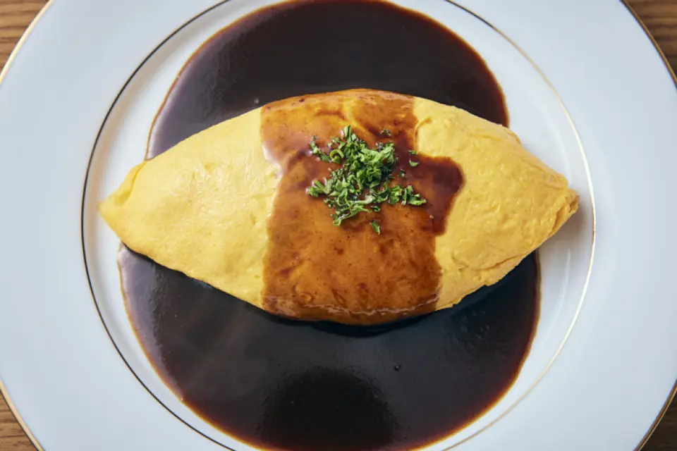 我们的目标是为您奉上「令人回味无穷」的西式佳肴。每道菜价格亲民，每一口都温暖人心。我们提供多种日常菜肴，老少皆宜，其中包括我们的招牌菜“麻辣蛋饭配半釉汁”，这道菜以浓郁鲜美的鸡蛋为特色，淋上丰富的自制酱汁。